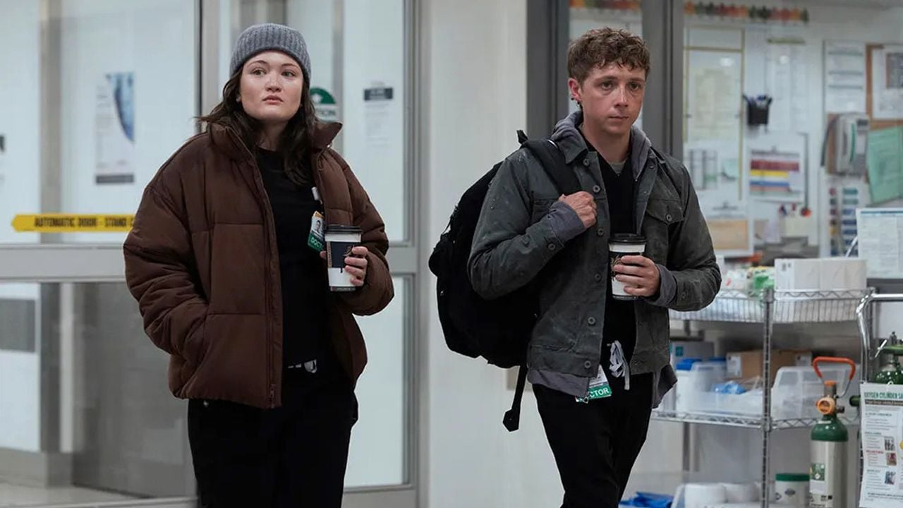 Dr. Santos (Isa Briones), Dr. Whitaker (Gerran Howell) gehen an die Arbeit.