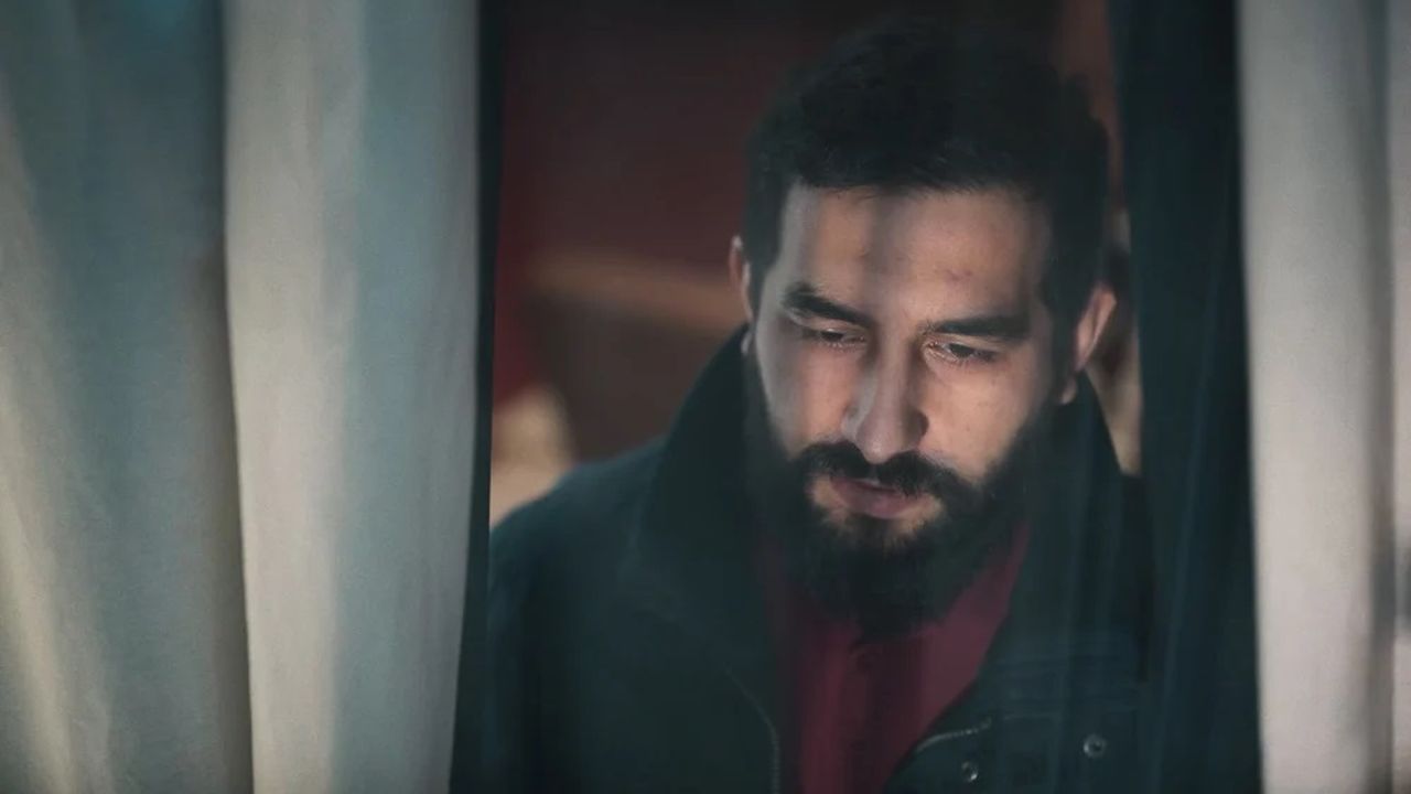 Ist Martin (Zehjun Demirov) wirklich ein Bombenleger? Oder führt er mit seiner ungewöhnlichen Aktion womöglich etwas ganz anderes im Schilde?