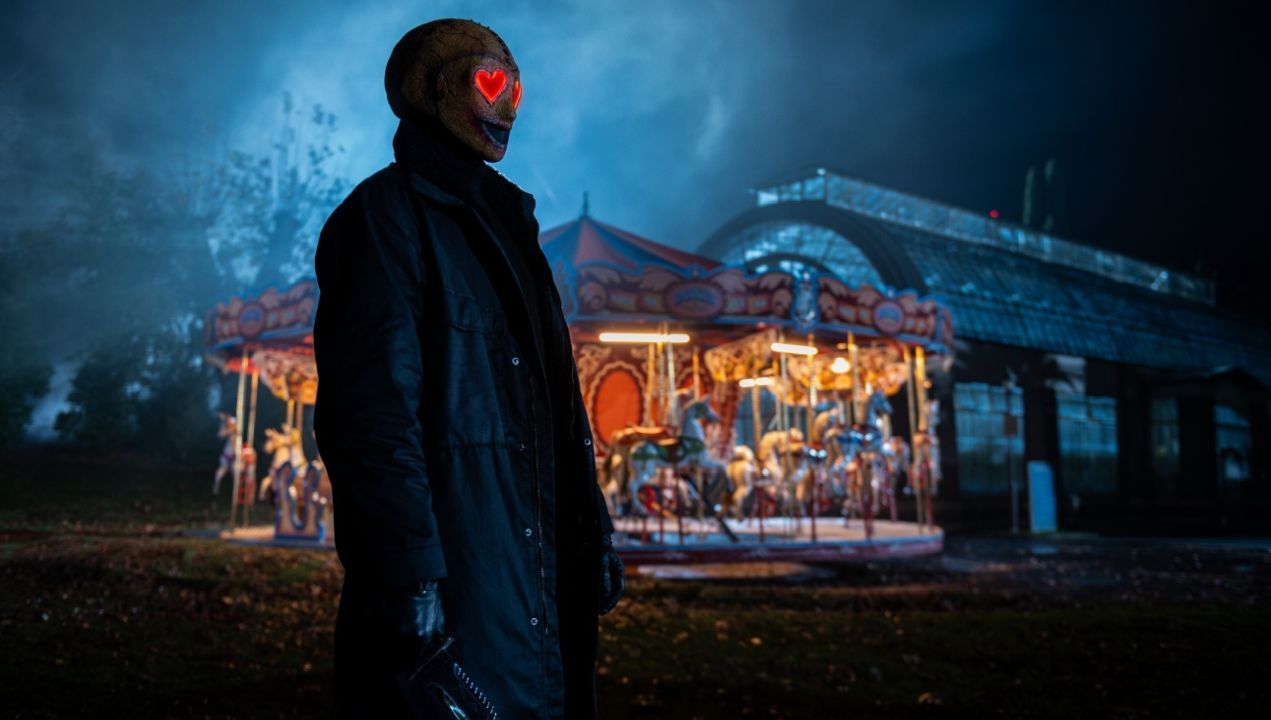 Nur echt mit Herzchen-Augen: Der Heart-Eyes-Killer sieht ein, dass man sich selbst als Serienmörder modisch an den „Tag der Liebe“ anpassen muss! 