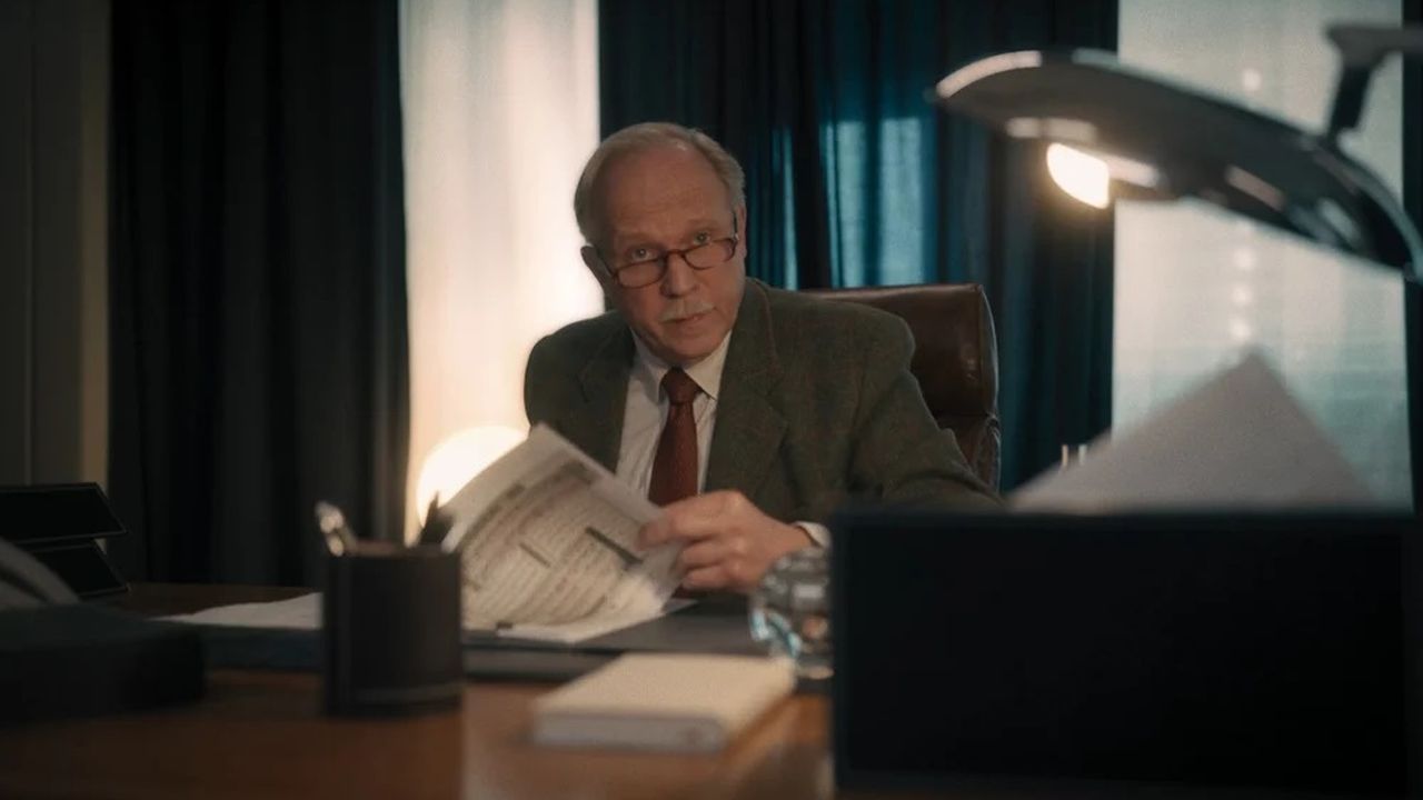 Professor Dr. Neuweiser (Ulrich Tukur) ist sich – wie auch das Publikum – lange nicht sicher, ob er es nun mit einem Spinner oder einem Terroristen zu tun hat.