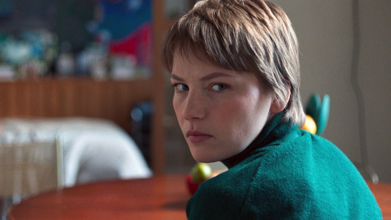 Praktikantin Elif (Devrim Lingnau) löst mit dem Verlieren eines Schlüssels einen sich immer weiter hochschaukelnden Paranoia-Strudel aus.