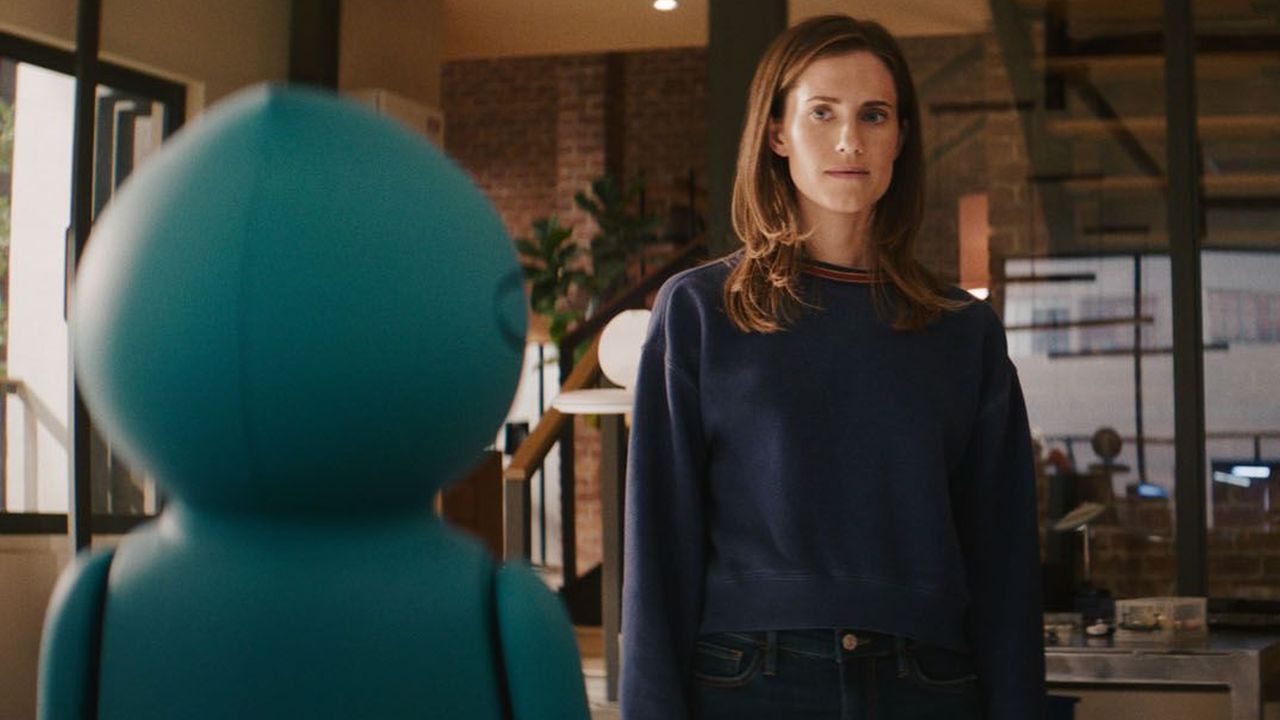 Man sieht ihn auf den Szenenbildern leider nur von hinten: Links ist der Kinder-KI-Roboter zu sehen, in dem M3GAN in der ersten Hälfte des Films feststeckt.