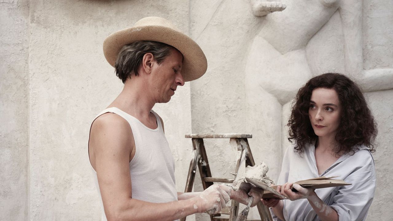 Die Beziehung von Leonora Carrington (Olivia Vinall) Max Ernst (Alexander Scheer) ist alles andere als unkompliziert…