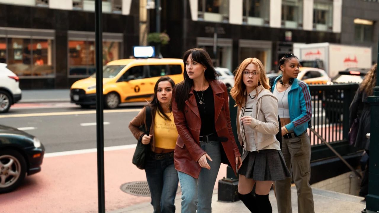 Eigentlich kann sie ja so gar nicht mit Menschen – und trotzdem muss sich Cassandra plötzlich als Quasi-Mutter für drei Teenagerinnen behaupten.