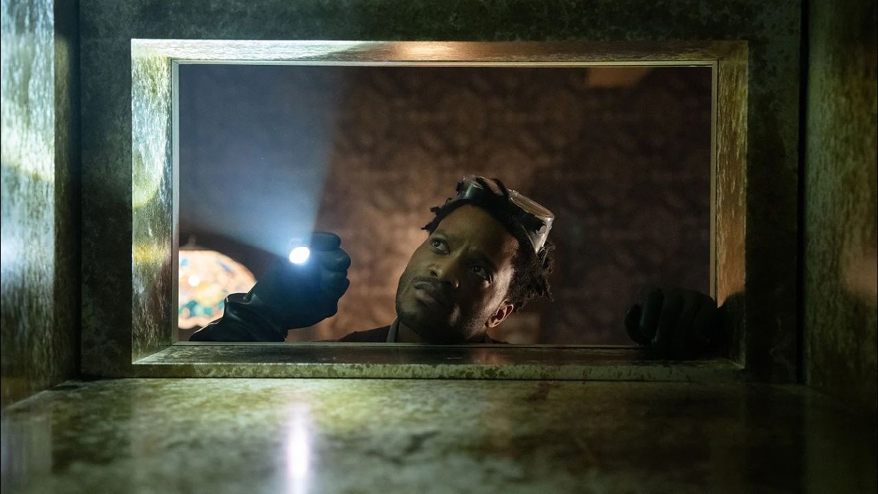 Selbst die herbeigerufenen Kammerjäger haben gegen das außerirdische Spinnenviech nicht den Hauch einer Chance!