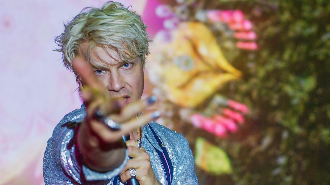 Albrecht Schuch verkörpert die dritte zentrale Figur in 