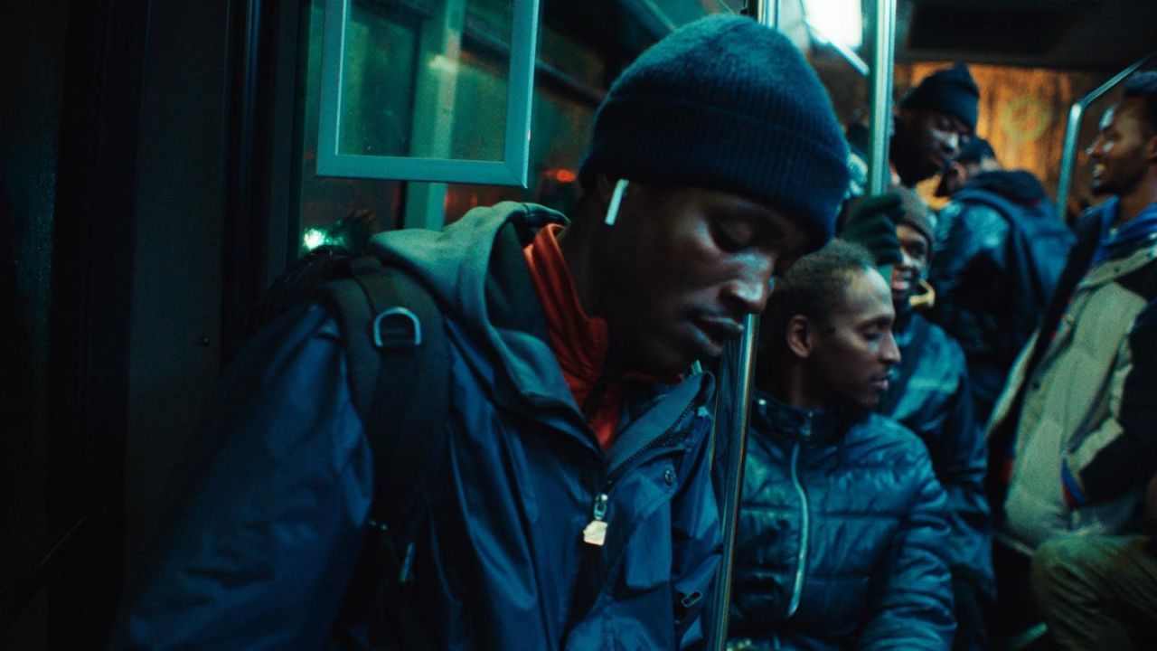 Souleymane (Abou Sangare) lernt in jeder freien Minute eine erfundene Biografie auswendig, um beim anstehenden Asyltermin eine Chance zu haben. 