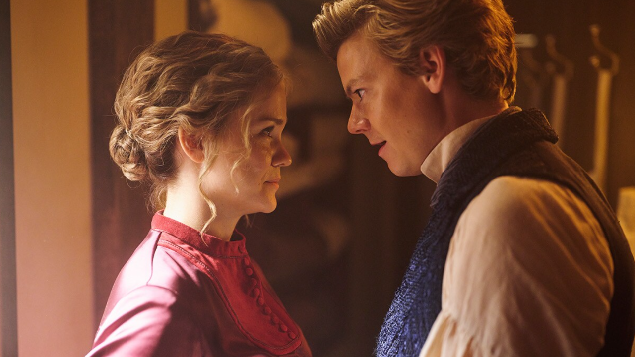 Die Beziehung zwischen Belle (Mitchell) und Jack (Brodie-Sangster) wird in Staffel 2 auf die Probe gestellt.