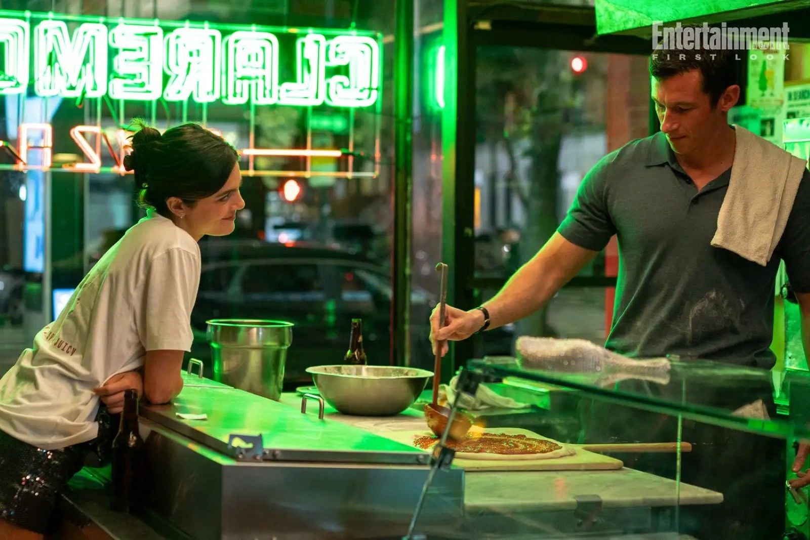 Allie (Monica Barbaro) und Owen (Callum Turner) in 