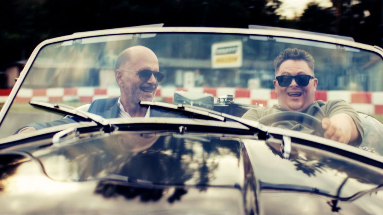 Thomas lässt Sunny (Nicolas Randel) schließlich sogar sein heißgeliebtes Cabrio fahren!