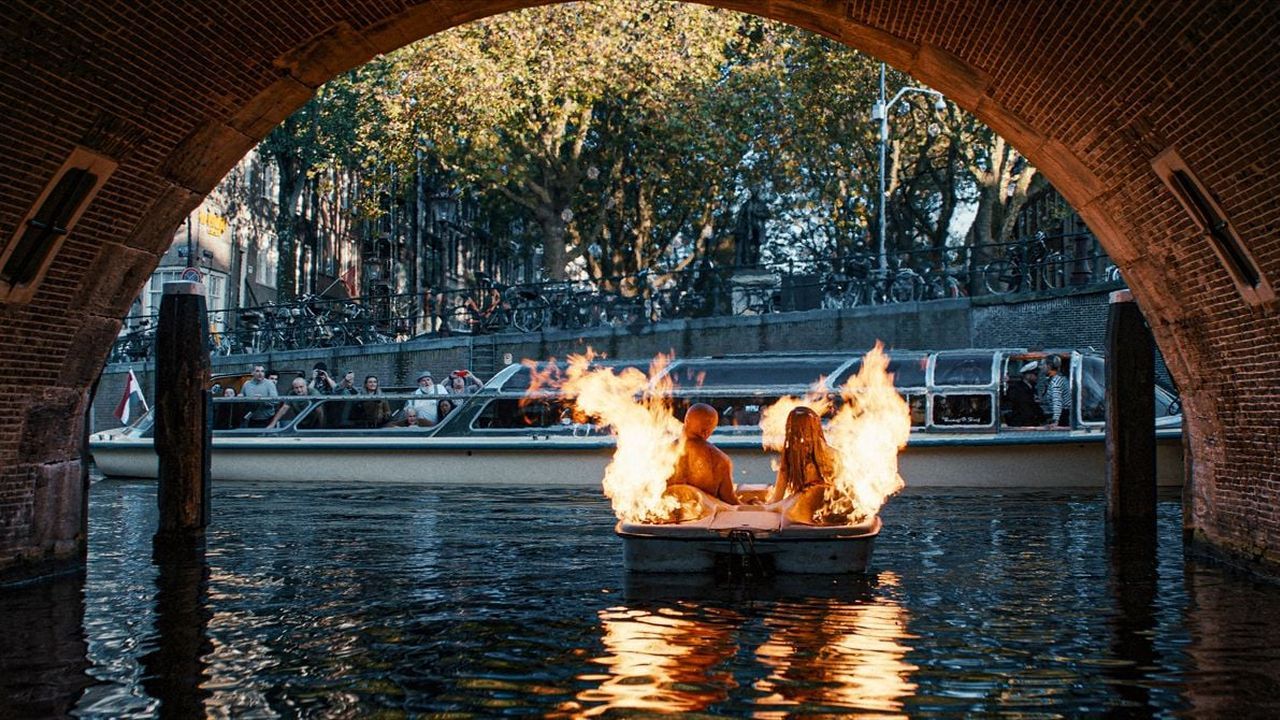 Gleich zu Beginn von „Amsterdamned II“ erleidet ein amerikanisches Touristen-Paar ein feuriges Schicksal! 
