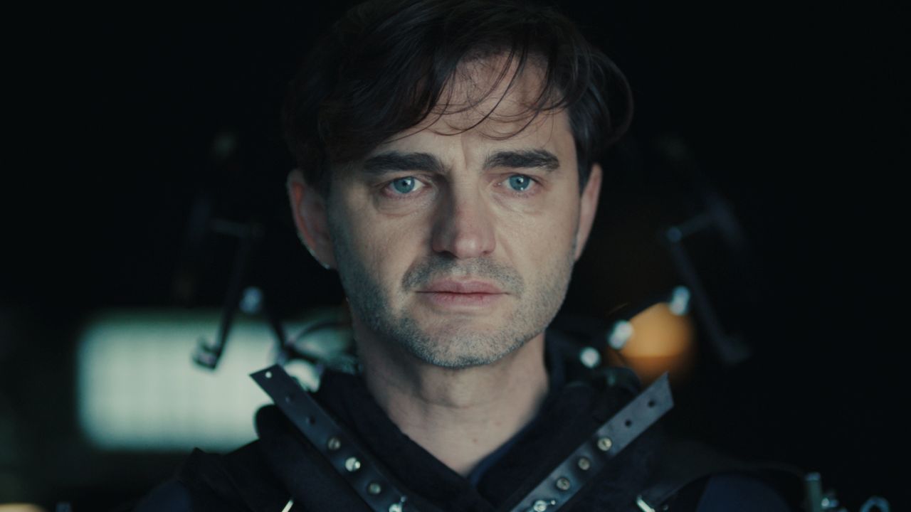 Bernard (Lenn Kudrjawizki) verliert sich zunehmend in den schwarzen endlosen Weiten seines eigenen Unterbewusstseins.