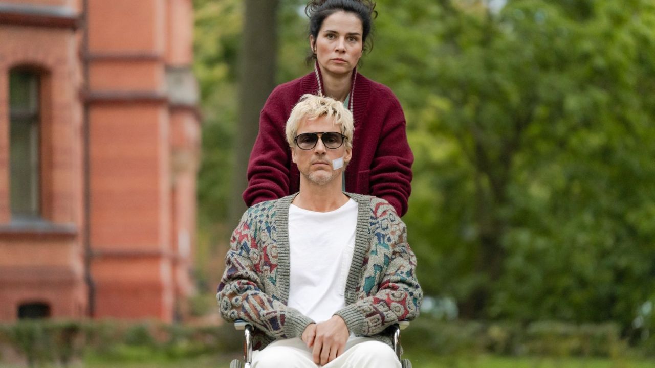 Nach seinem Selbstmordversuch wird der Ex-Popstar Daniel (Florian David Fitz) von seiner Psychotherapeutin erpresst, einen Glücks-Chor zu leiten.