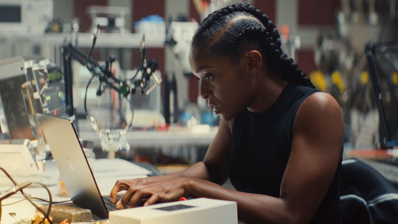 Riri Williams (Dominique Thorne) ist ebenso genial wie entschlossen.