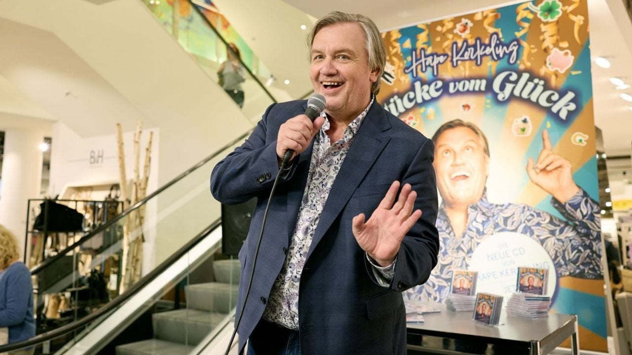 Hape Kerkeling tritt in „Horst Schlämmer sucht das Glück“ auch als er selbst auf – und beginnt mit seiner Kunstfigur ein spannendes Zwiegespräch. 