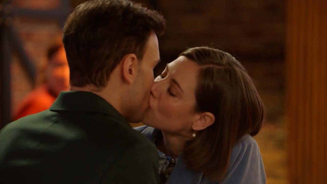 Matilda küsst Nihat, um Erik eifersüchtig zu machen