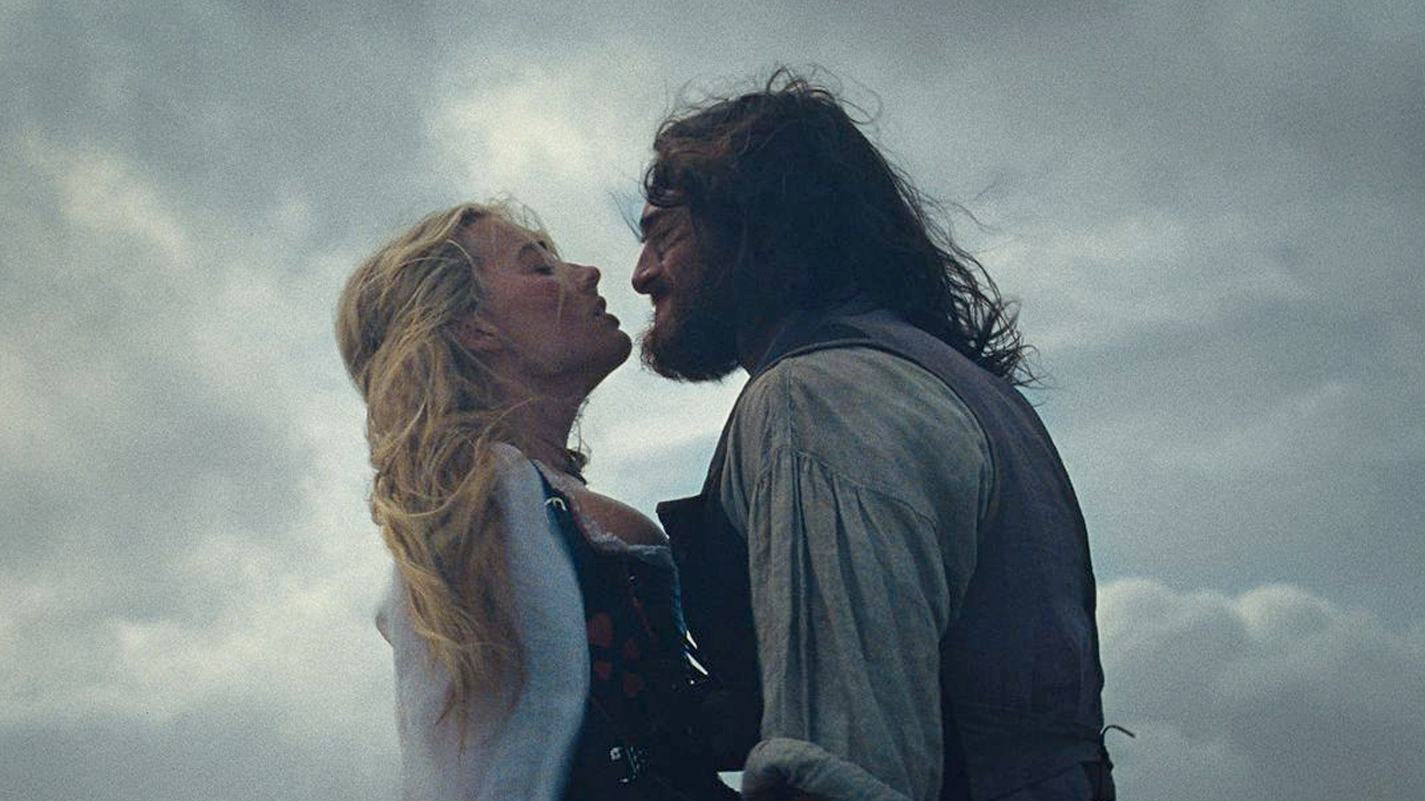 Cathy (Margot Robbie) und Heathcliff (Jacob Elordi) sind dem Wetter ausgesetzt