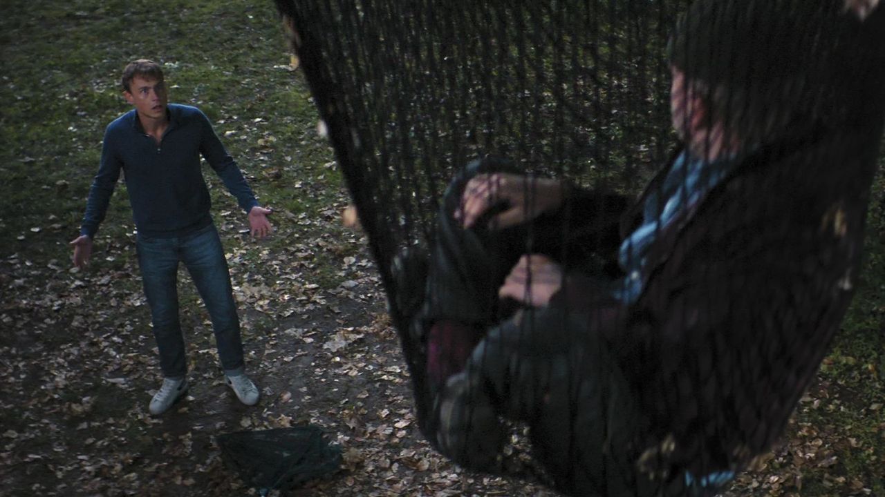 Jan (Dennis Mojen) muss nicht nur den Spieleabend durchstehen – sondern sich auch noch mit dem jagdbegeisterten Nachbarn herumschlagen.