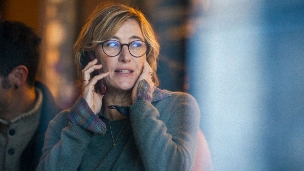 Von einem Moment auf den anderen ist Sandra (Valeria Bruni Tedeschi) plötzlich Teil ihrer Nachbarsfamilie.