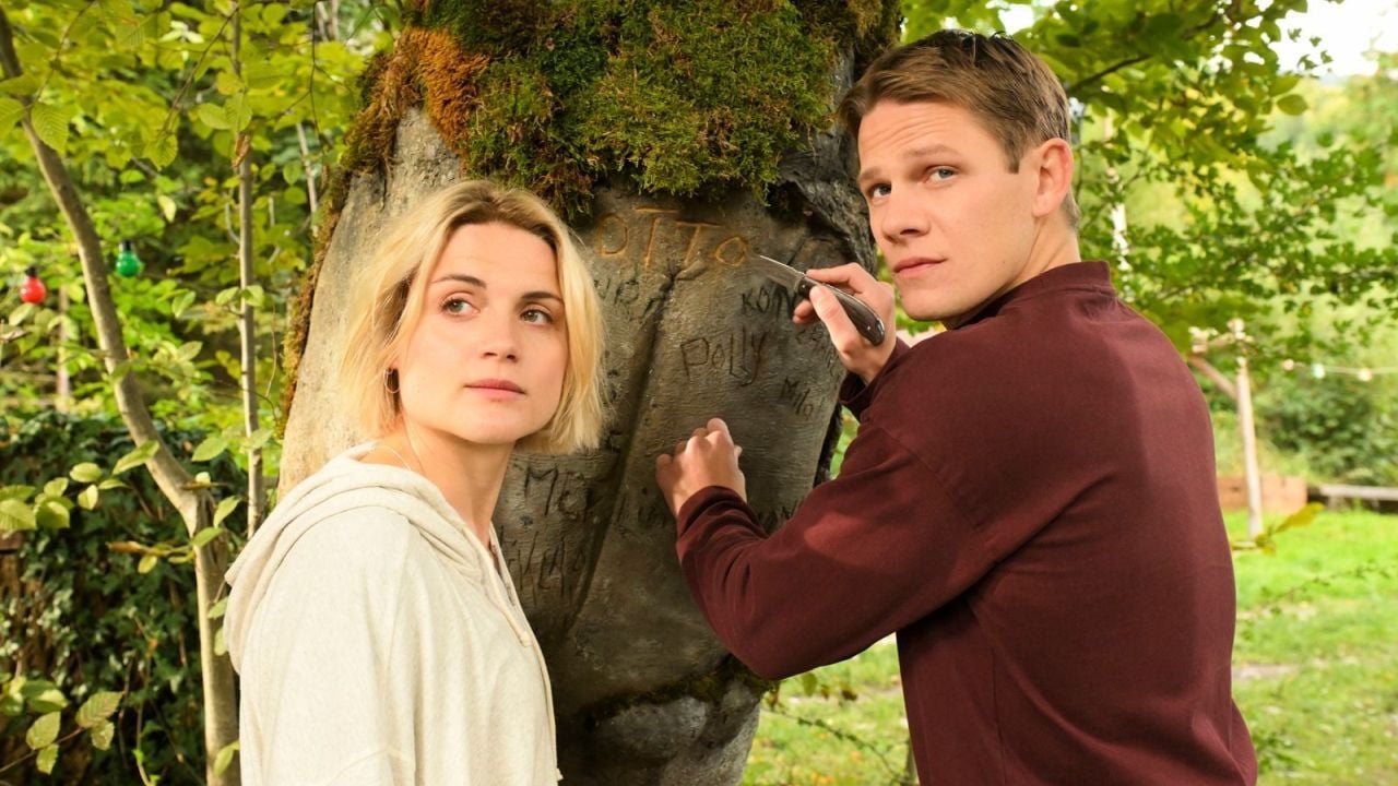 Als ob die Situation nicht schon vertrackt genug wäre, verknallt sich Kleinganove Alex (Max von der Groeben) auch noch in die engagierte Polly (Mala Emde).