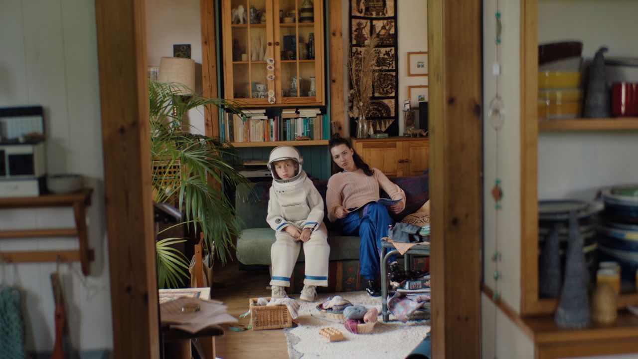 Auf dem Land bei seinen Großeltern fühlt sich Tom (Theo Kretschmer) zunächst so fremd wie auf dem Mars.