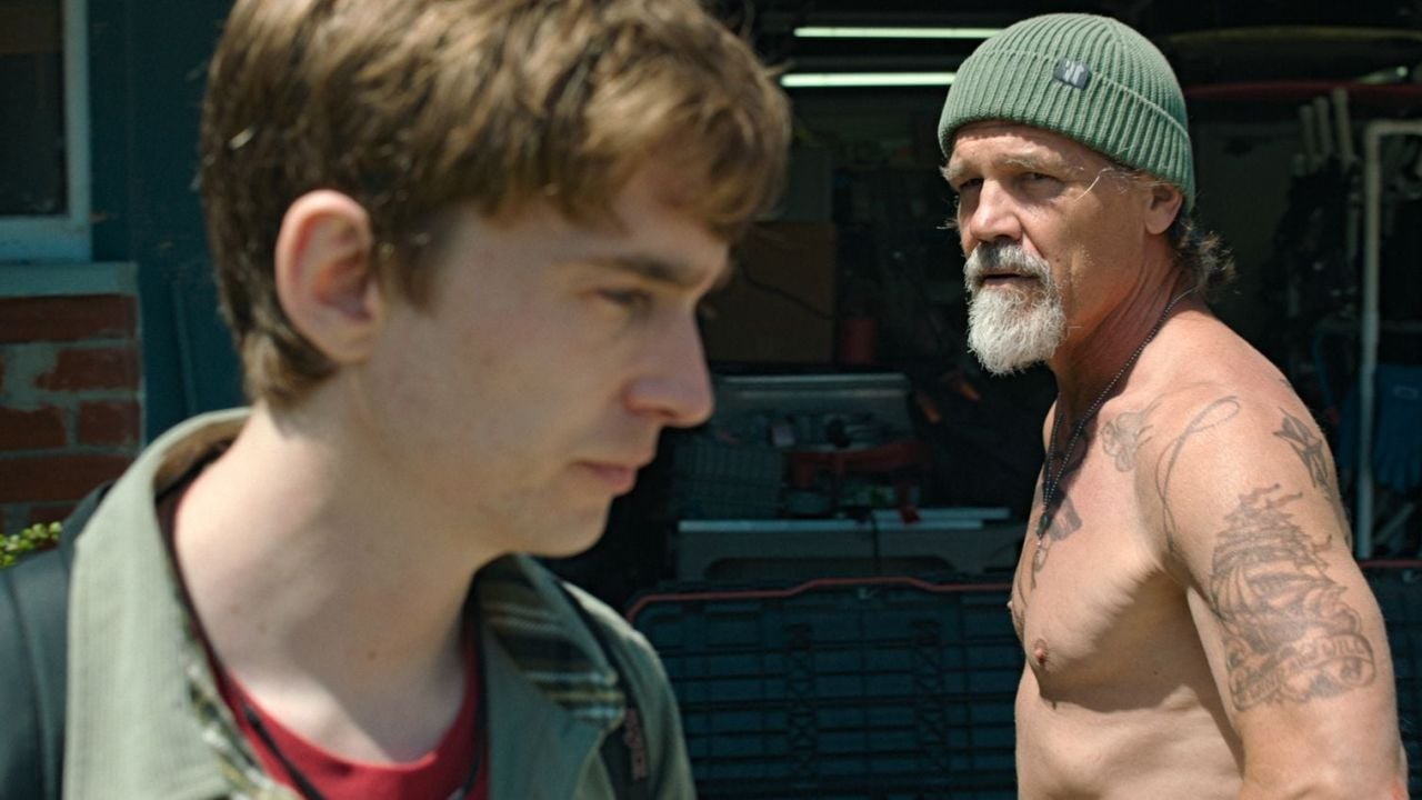 Jay (Austin Abrams) wollte damals nichts von seinem Vater Mitt (Josh Brolin) lernen – aber jetzt könnten ihm genau diese Lektionen das Leben retten.