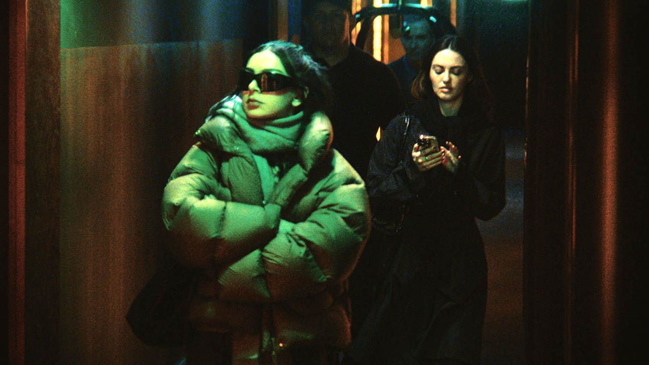 Charli (links) wird zunehmend zwischen künstlerischer Integrität und kommerziellen Erfordernissen zerrieben.