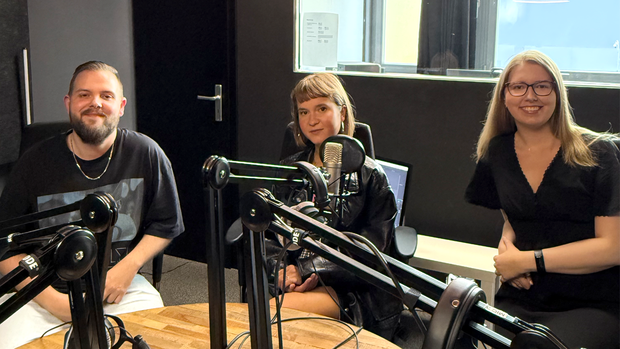 Caroline Wahl (Mitte) im Gespräch mit den FILMSTARTS-Redakteur*innen Pascal Reis und Chantal Neumann