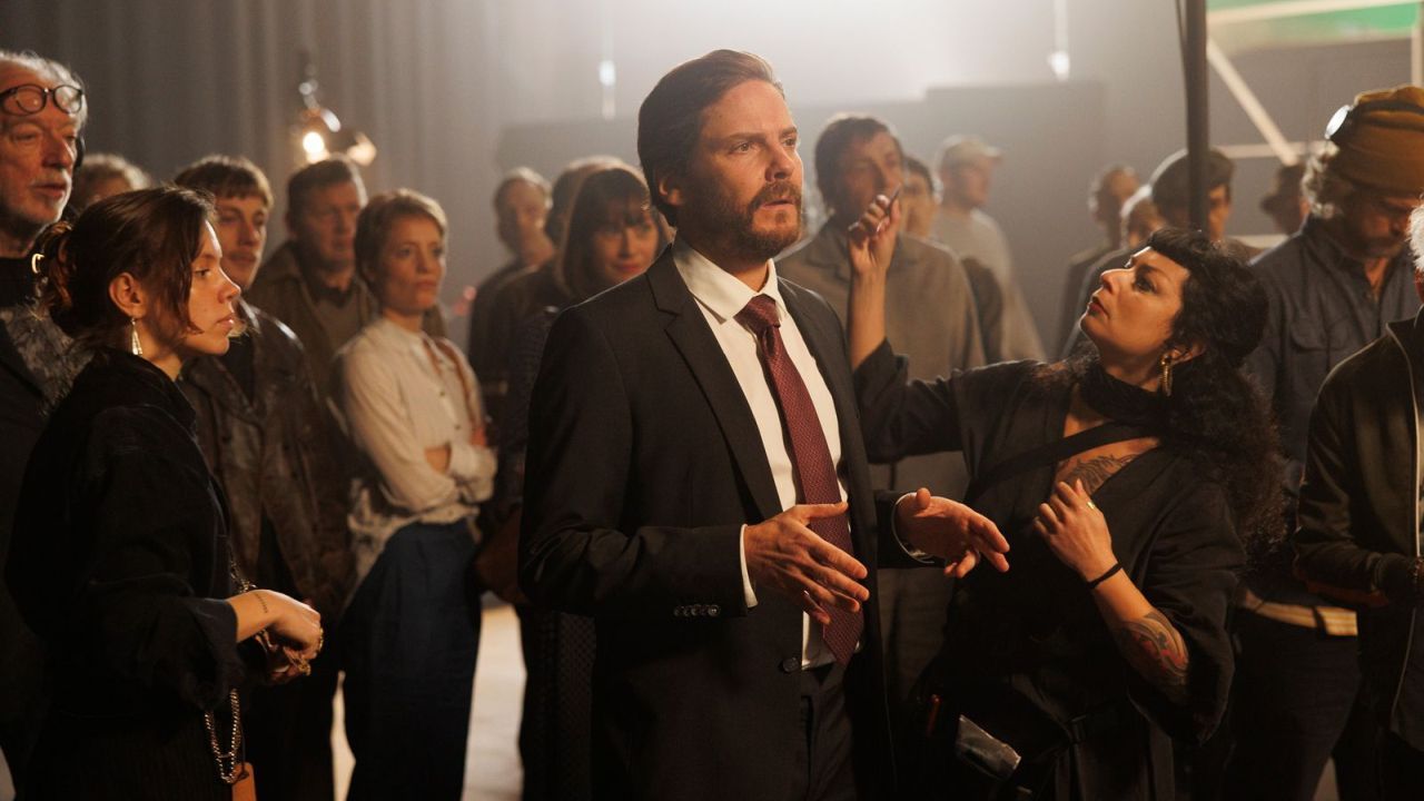 Natürlich ist auch „Good Bye, Lenin!“-Star Daniel Brühl im letzten Film von Wolfgang Becker wieder dabei!