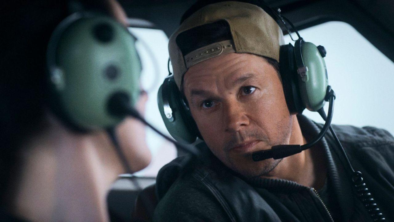 So wie in „Flight Risk“ haben wir Mark Wahlberg noch nie gesehen – und das gilt auch für seine Frisur, sobald er sein Cap absetzt. 