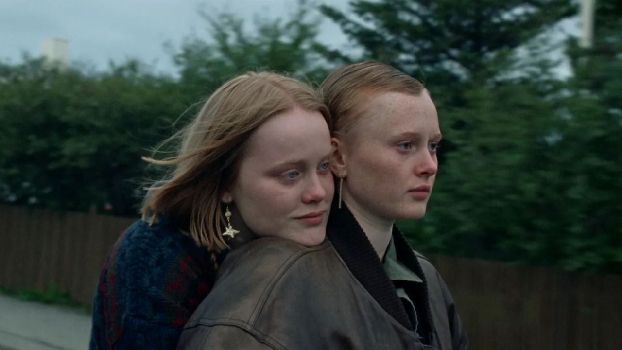 Die Beziehung zwischen Una (Elín Hall) und Klara (Katla Njálsdóttir) entwickelt sich ganz anderes als erwartet – „Wenn das Licht zerbricht“ setzt auf leise Annäherung statt auf lauten Knall!