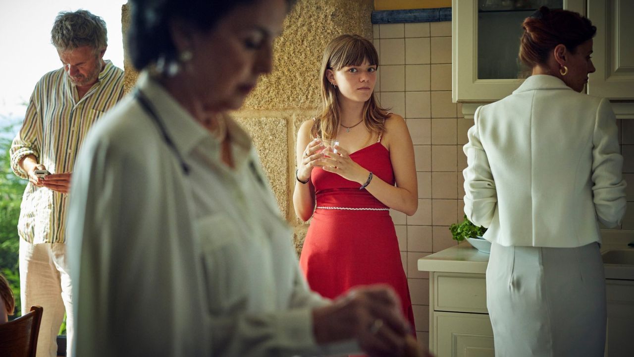 Marina (Llúcia Garcia) wird von der Familie ihres Vaters zwar freundlich aufgenommen. Aber trotzdem stehen da immer noch Geheimnisse zwischen ihnen…