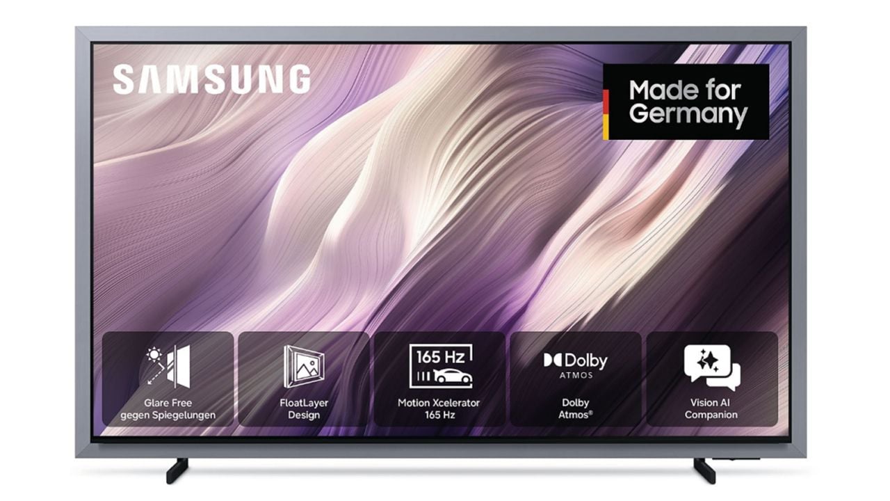 Der Samsung S99H hat einen silbergrauen, breiten Bilderrahmen um sein QD-OLED-Panel verbaut, den ihr nicht abnehmen könnt.