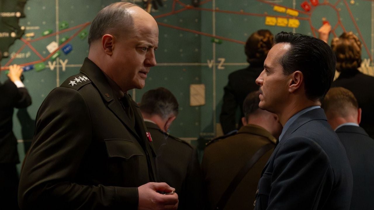 Auf keinen Schultern lastet so viel Druck wie auf jenen von Dwight D. Eisenhower (Brendan Fraser) und dem Chef-Meteorologen James Stagg (Andrew Scott).