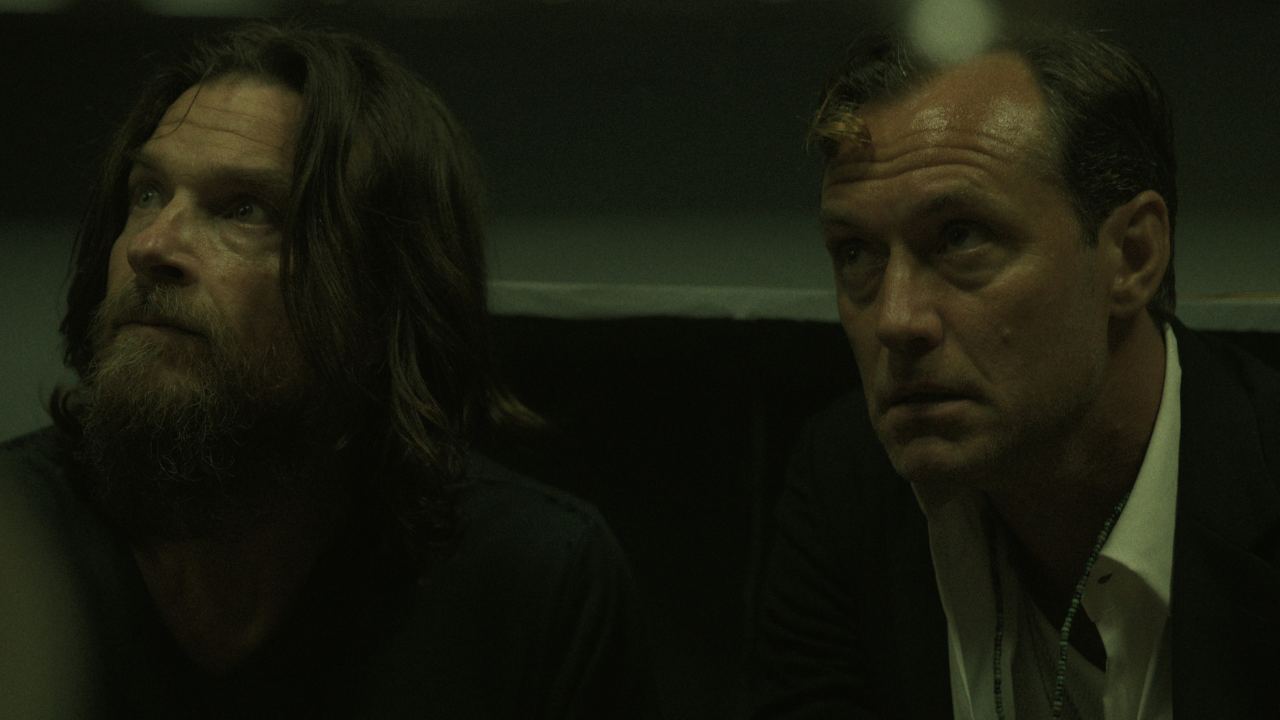 Sie können nicht miteinander, aber auch nicht ohne: die Brüder Vince (Jason Bateman) und Jake (Jude Law).