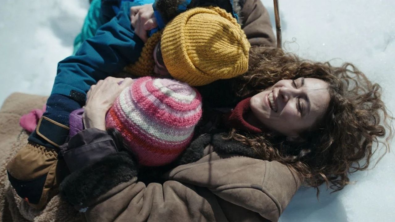 Endlich kann Maryam (Vishka Asayesh) ihre Kinder wieder in die Arme schließen. Aber ihr Hafturlaub endet in wenigen Tagen…