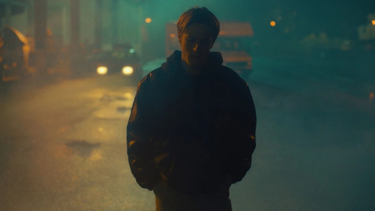 „Frisch“ spielt überwiegend nachts – und das spiegelt sich auch im stylisch-dunklen Look des Films wider. 