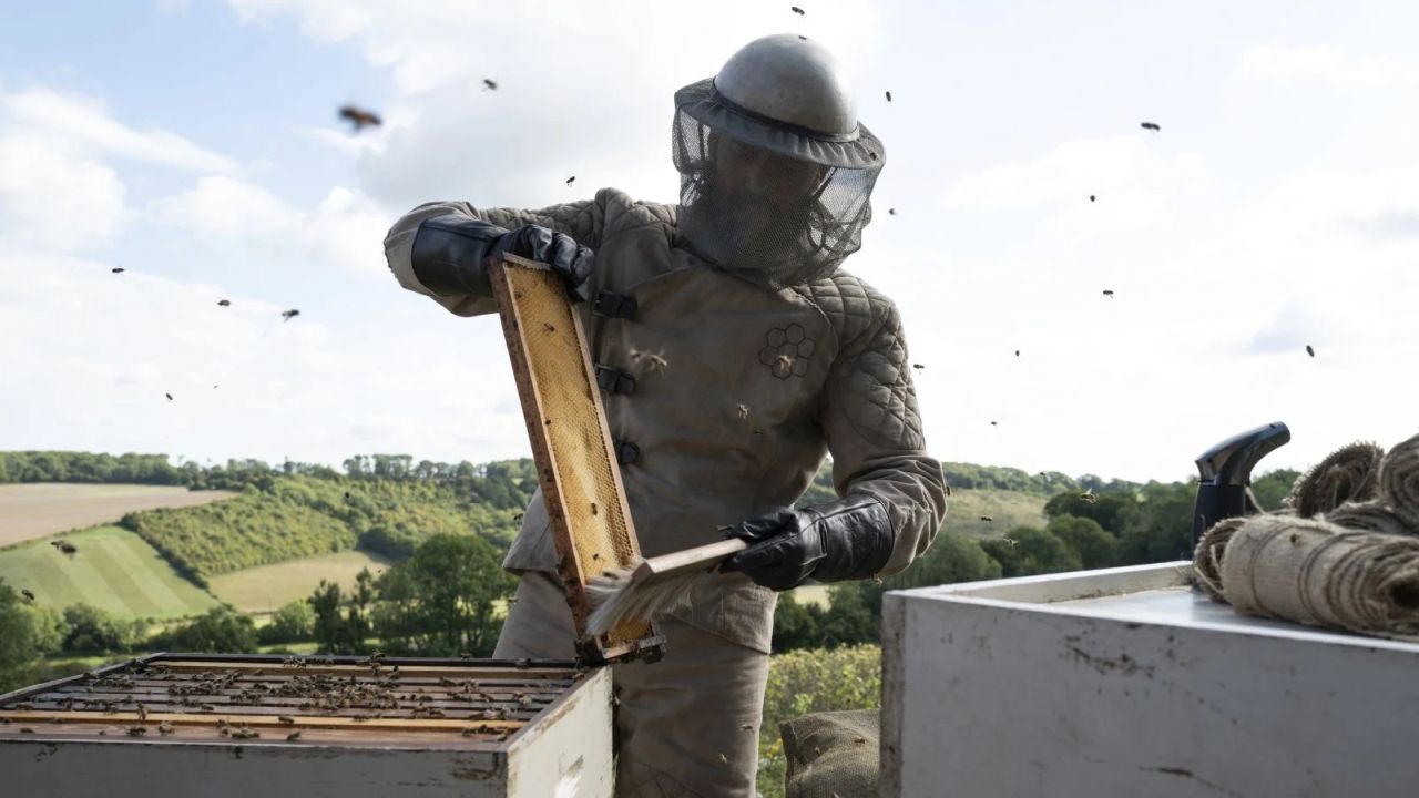 In „The Beekeeper“ wird die blutige Rache so süß wie Honig serviert!