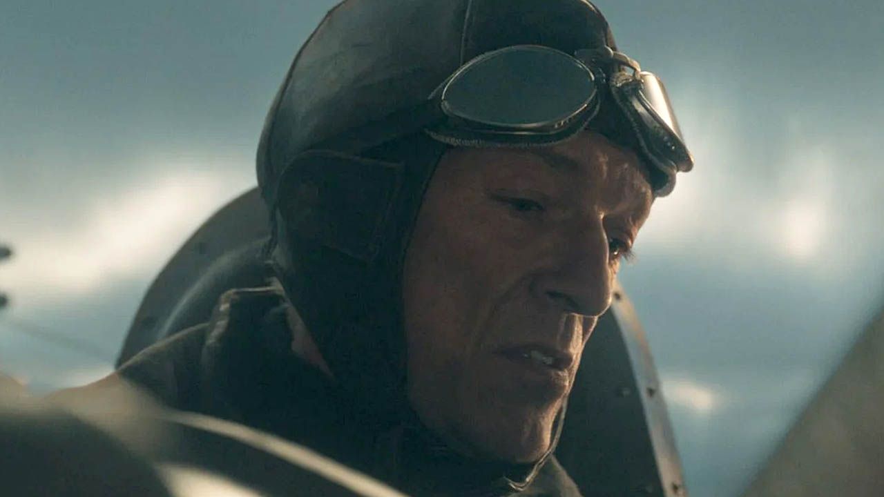 Sieht seinem realen Vorbild nicht sonderlich ähnlich, kann aber trotzdem überzeugen: Vincent Cassel als Saint-Exupérys Freund und Mentor Henri Guillaumet.