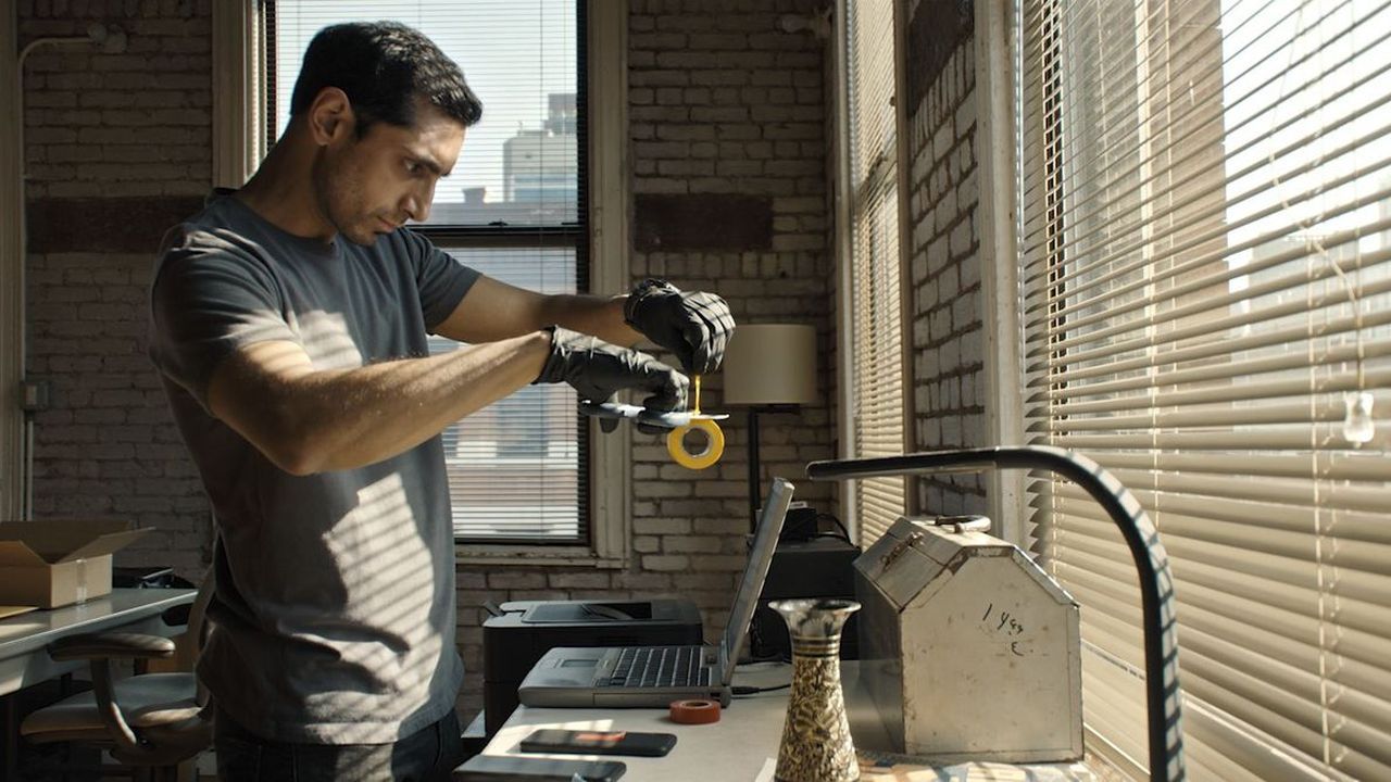 Ash (Riz Ahmed) denkt an jedes Detail und geht absolute keine Risiken ein – zumindest bis er ein persönliches Interesse an seiner neuen Klientin entwickelt. 