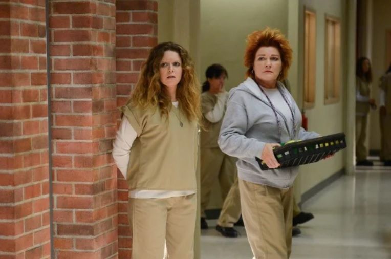 Natasha Lyonne (links) in „Orange Is The New Black“