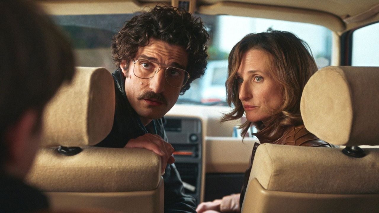 Vater Yves (Louis Garrel) und Mutter Sandrine (Camille Cottin) haben die Dinge auch längst nicht so gut im Griff, wie sie ihren Söhnen glauben machen wollen. 