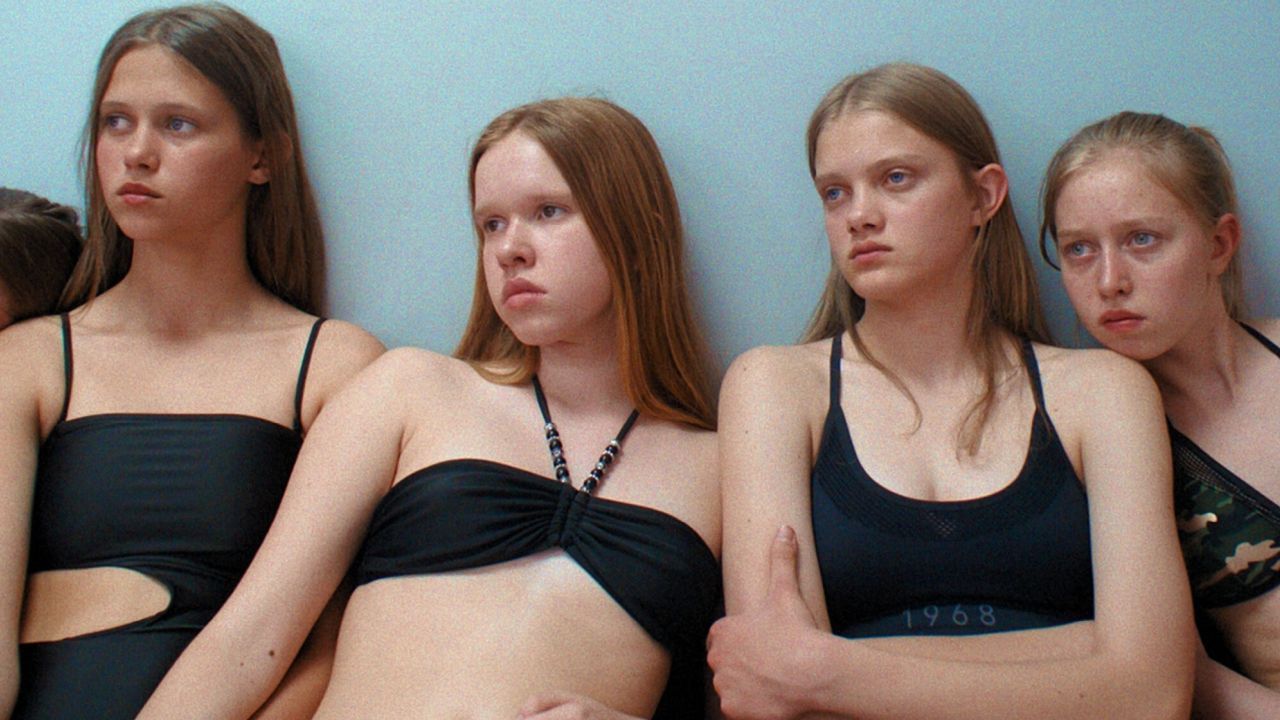 Einer der unwahrscheinlichsten Orte für eine wahre Mädchenfreundschaft: Im Model-Casting sehen viele die letzte Chance auf einen Ausweg. 