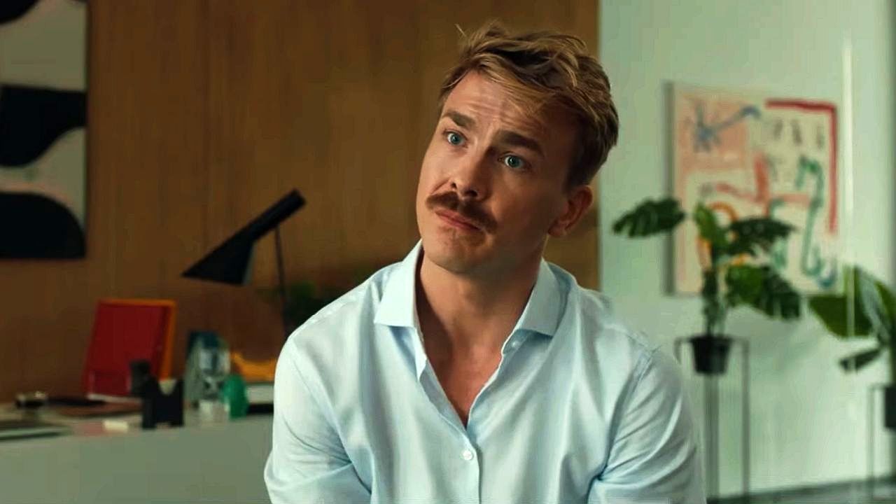 Deutschlands aktuell bester Schauspieler in stylischem Mix aus Psychodrama & Tragikomödie: Trailer zu "Pfau - Bin ich echt?"