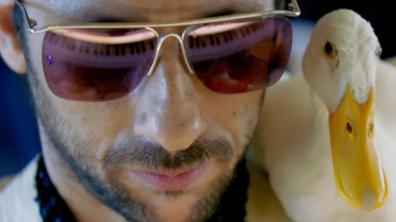 Y (Ariel Bronz) erniedrigt sich in jeder erdenklichen Form vor den Reichen und Mächtigen Tel Avivs. 