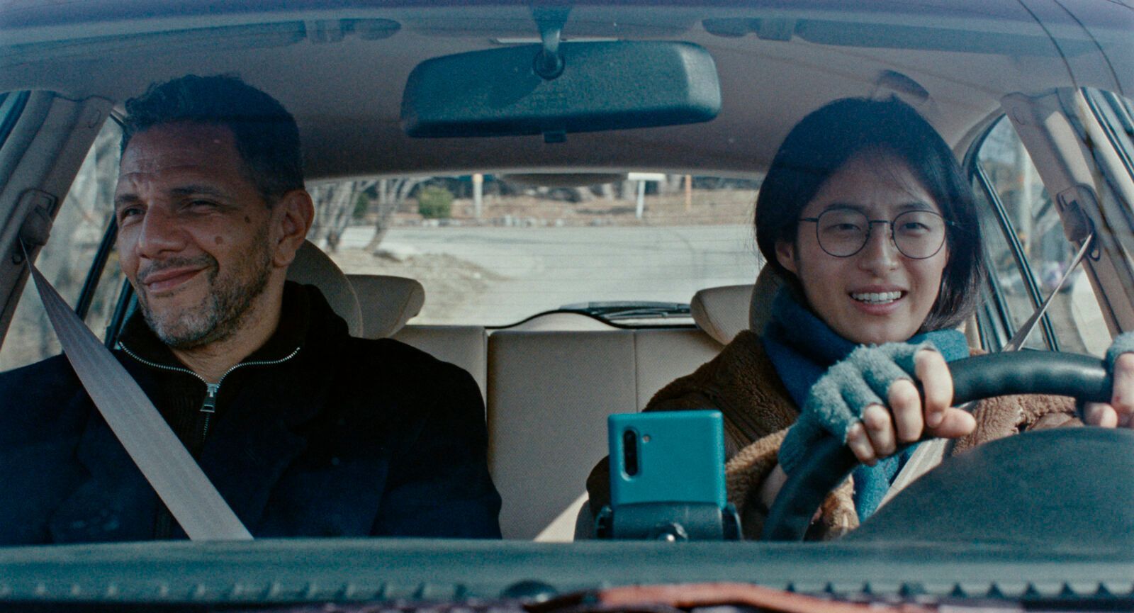 Zwischen Soo-Ha und dem sehr viel älteren Yan Kerrand (Roschdy Zem) entwickelt sich eine stille Verbindung. 