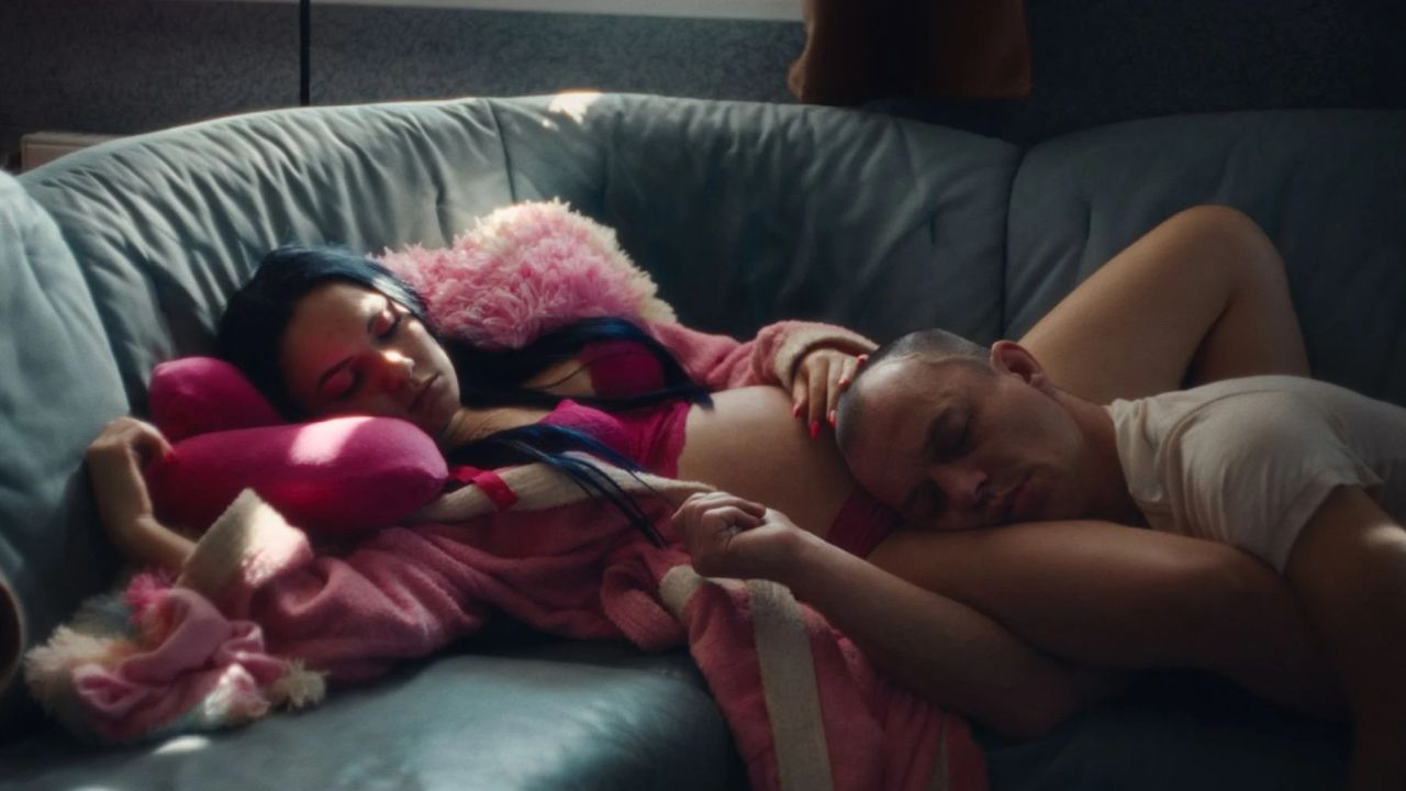 Abseits der Klischees: „Vena“ zeichnet die Beziehung zwischen Jenny (Emma Nova) und Bolle (Paul Wollin) – trotz der Drogensucht – als liebevoll. 