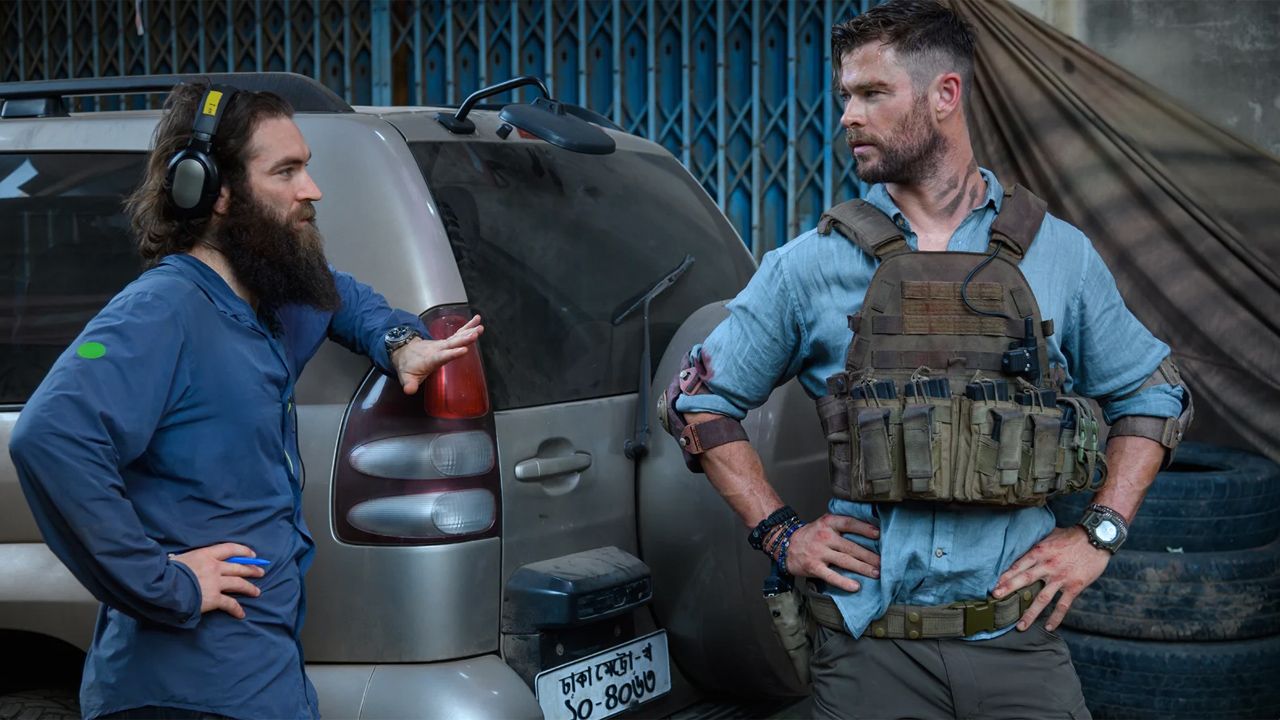 Sam Hargrave und sein Hauptdarsteller Chris Hemsworth beim Dreh des ersten Films – das Sequel hat nun einen neuen Look.