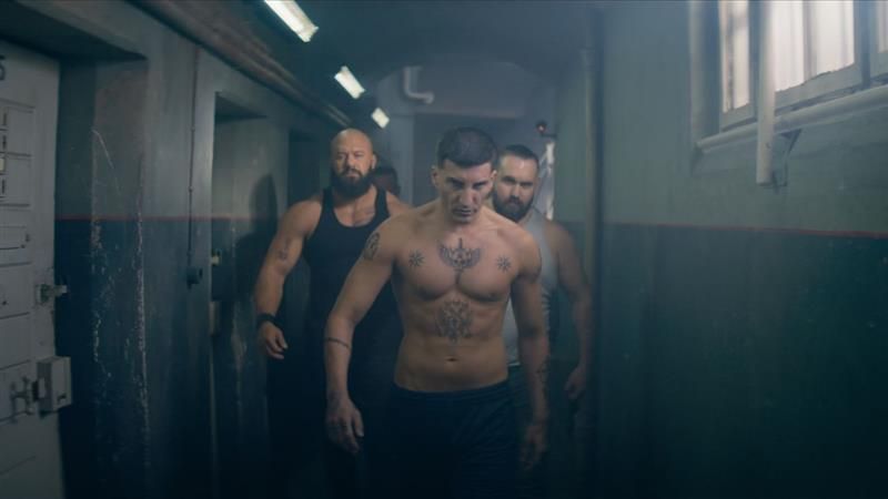 Viktor (Asche) weiß, dass im Knast das Gesetz des Stärkeren gilt.