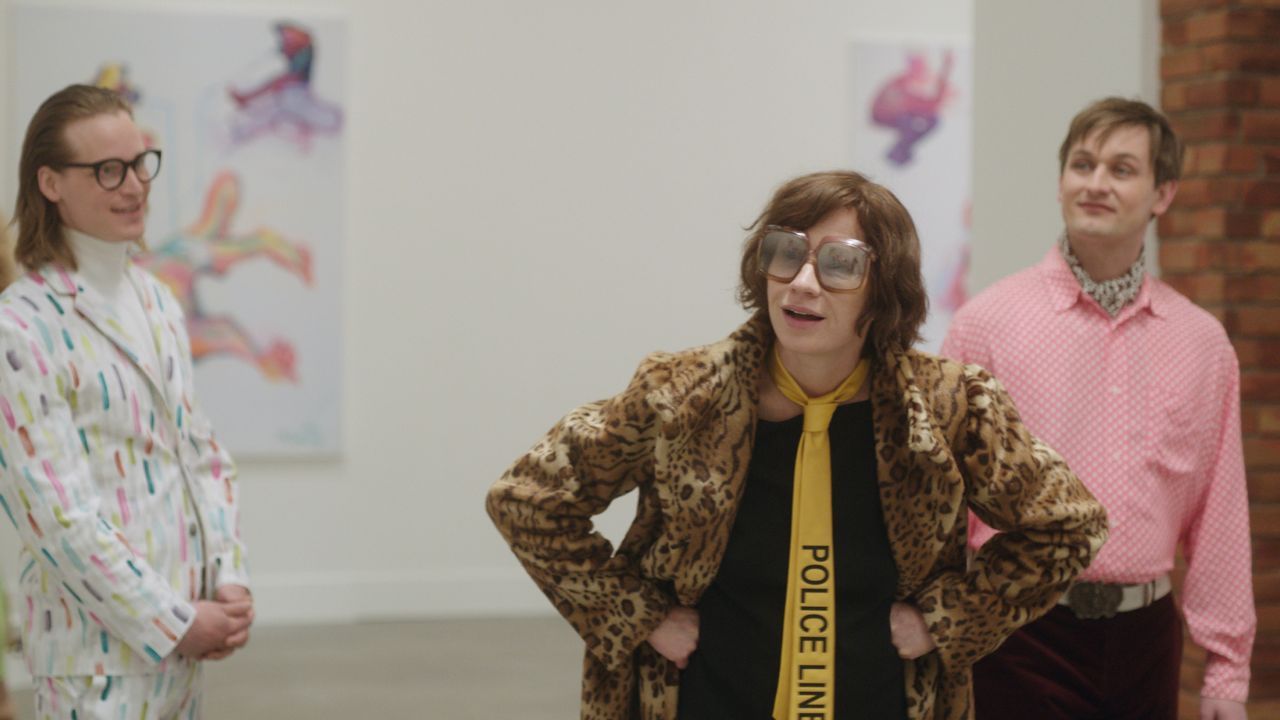 Im Gegensatz zu ihrem medienwirksam polternden Partner dauert Maria Lassnig lange Jahre, bis sie endlich die verdiente Aufmerksamkeit erfährt.  